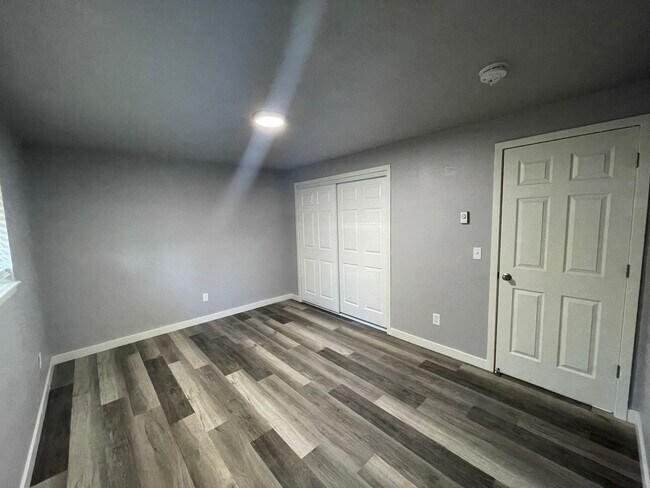 Building Photo - 5223-5225 N Pinegrove Ct