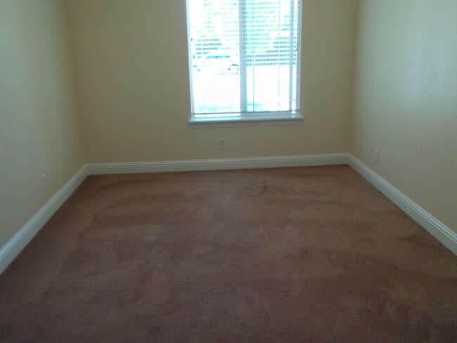 Building Photo - 1615 Bay Dr