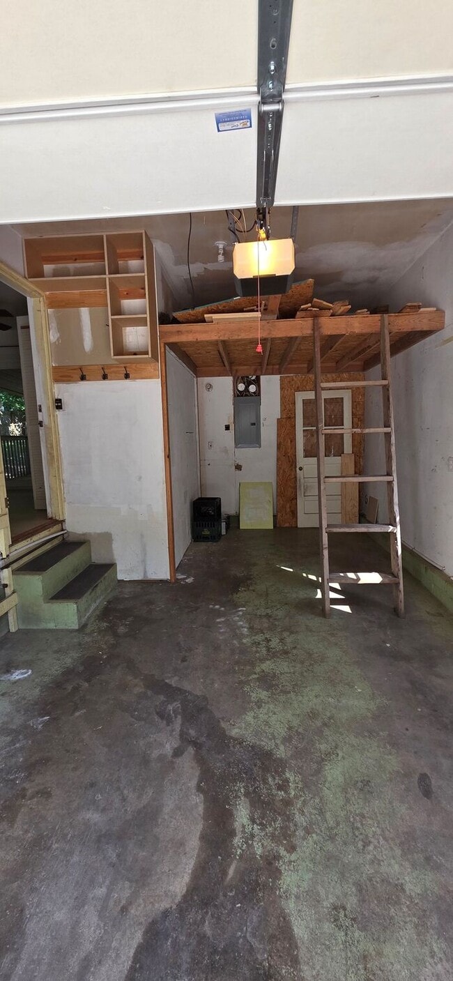 Building Photo - Charming 3-Bedroom Home in the Heart of Ov...