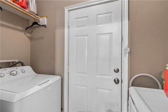 Building Photo - Available August 2026! Spacious 4 Bed House in South College Station!