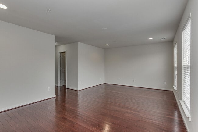Building Photo - Gorgeous Townhome/Great Location!