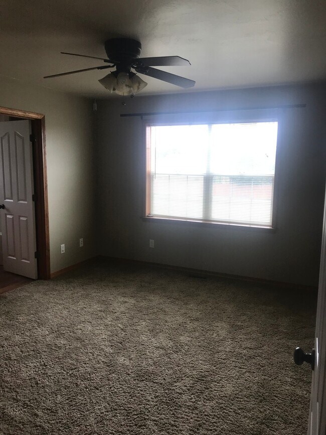 Building Photo - Spacious 4 Bedroom 2.5 Bath Home in River Rock