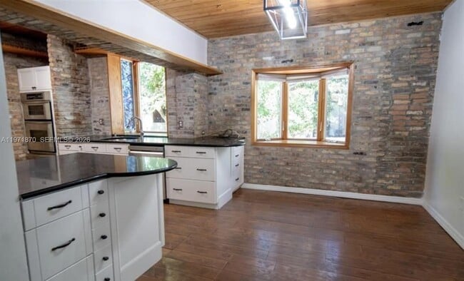 Building Photo - 3050 Alton Rd