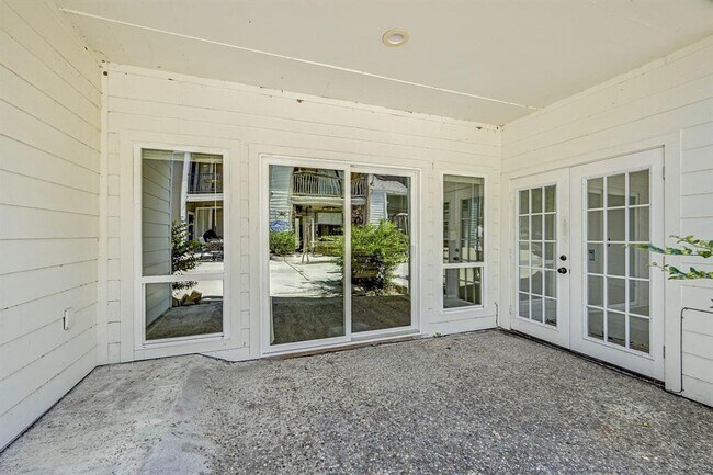 Building Photo - 2022 Lakewood Ct