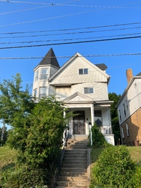 Building Photo - 627 College St