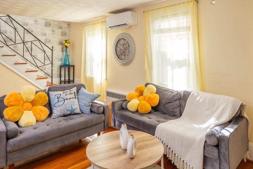 Primary Photo - 85 Beach Rd