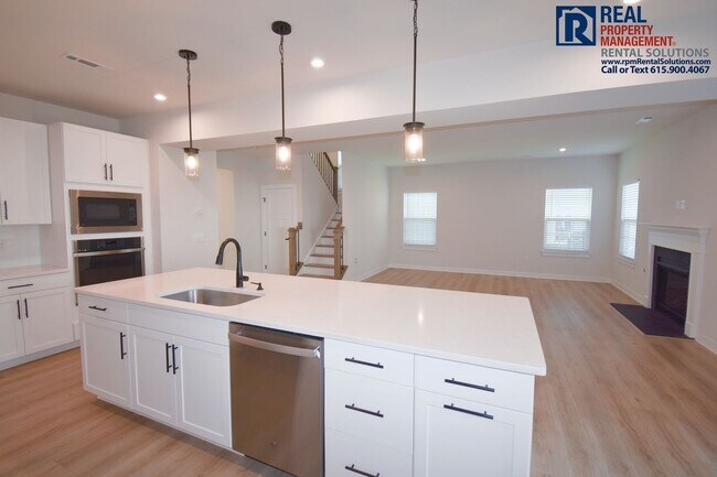 Building Photo - Amazing, modern and spacious home! 4 bd, 2...