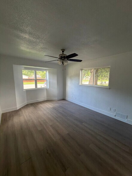 Building Photo - 550 Glen Oaks Blvd