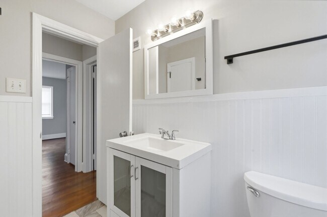 Building Photo - Move-in Ready 3 Bedroom Ranch Home in Eastway Park