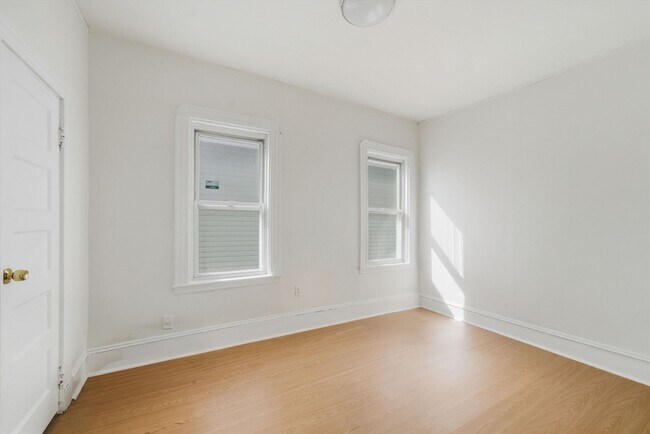 Building Photo - 281 River St