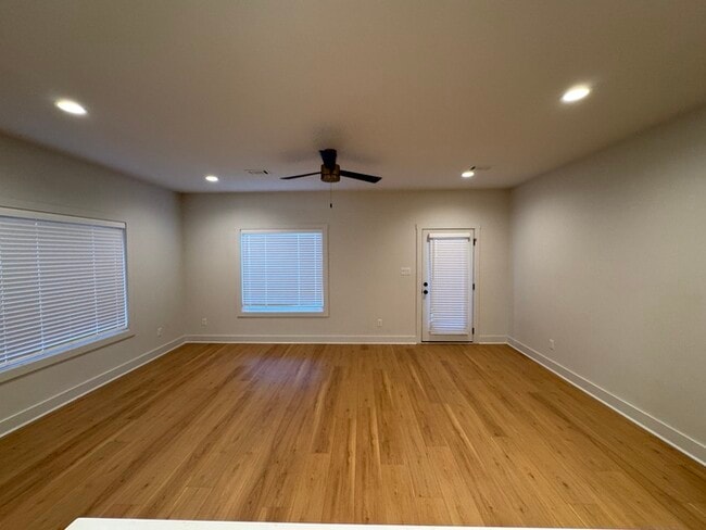 Building Photo - Newer 3 bedroom 2.5 bathroom townhome in H...