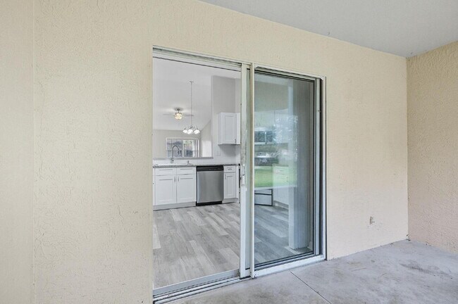 Building Photo - Popular Palm Harbor location