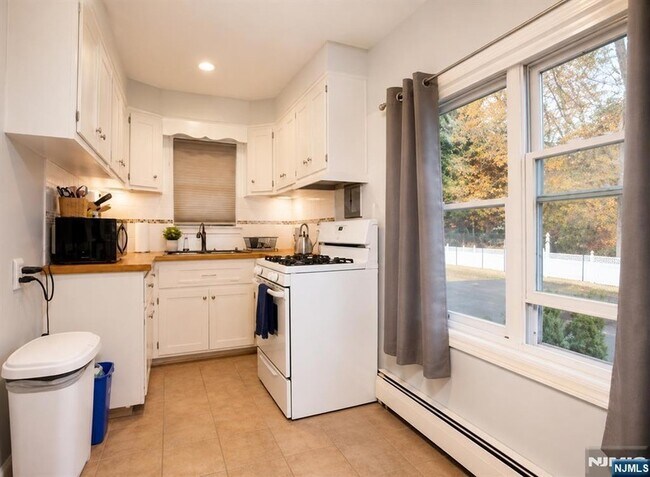 Building Photo - 6 Pineview Terrace