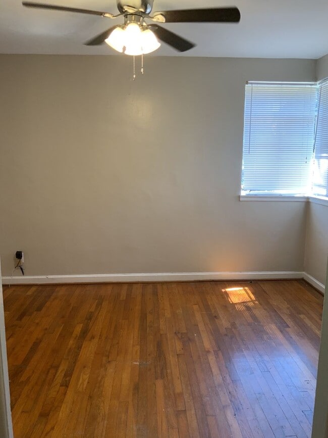 Building Photo - Great location