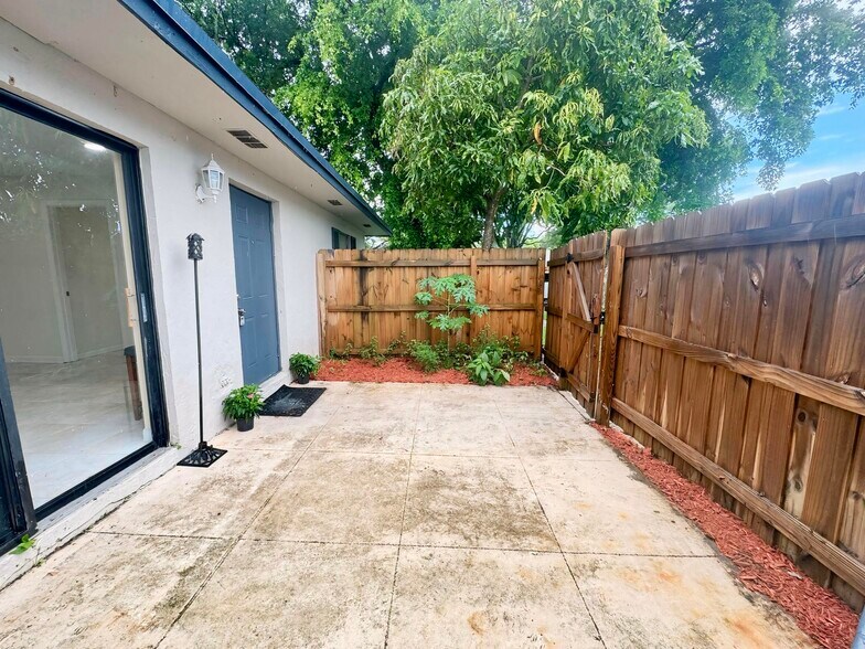Building Photo - 4583 Barclay Cres