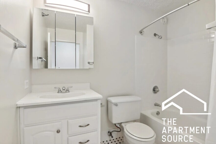 Building Photo - 1000 N La Salle Dr