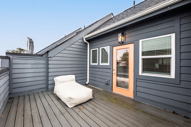 Building Photo - 642 W End Dr