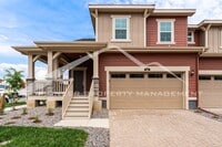 Building Photo - Charming Townhouse with Washer/Dryer and Garage