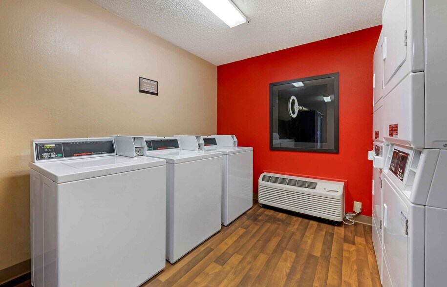 Building Photo - Furnished Studio-Daytona Beach - Internati...
