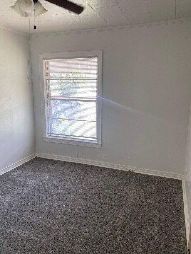 Building Photo - 3 Bedroom 1 Bath House Near Westmoreland R...