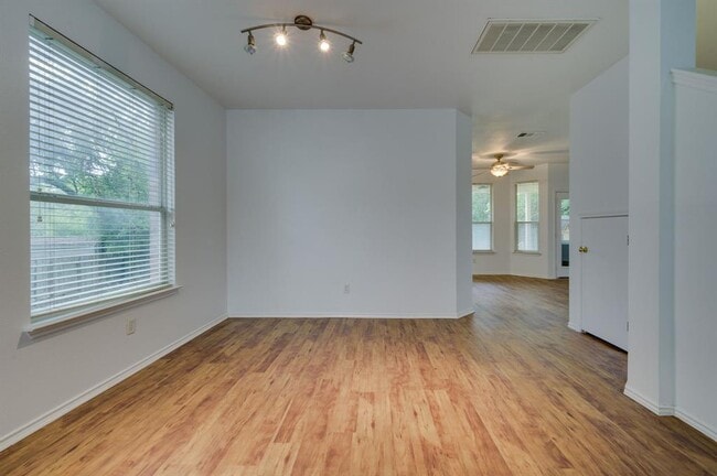 Building Photo - 1112 Sundrop Pl