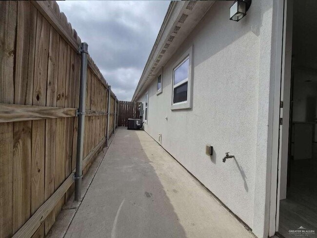 Building Photo - 909 W Carmel Ave