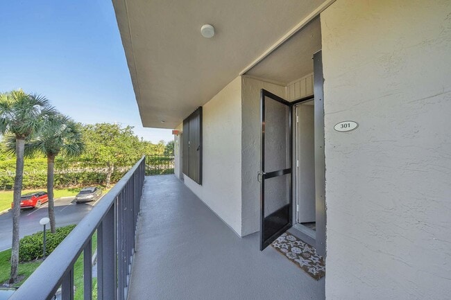 Building Photo - 17 Royal Palm Way