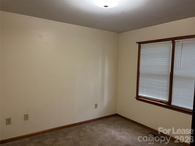 Building Photo - 163 Hillcrest Dr