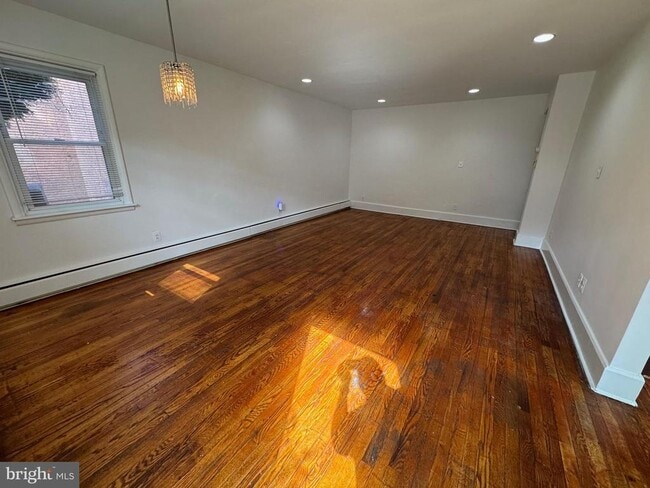 Building Photo - 2323 S Parkview Ave