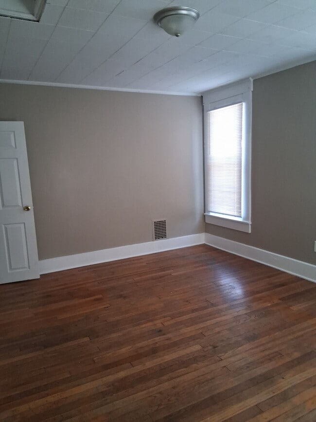 Building Photo - Charming Newly Renovated Spacious Double