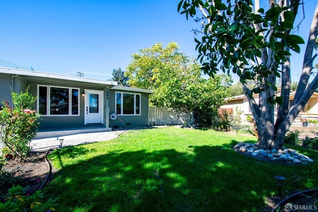 Building Photo - 1099 Bradford Dr
