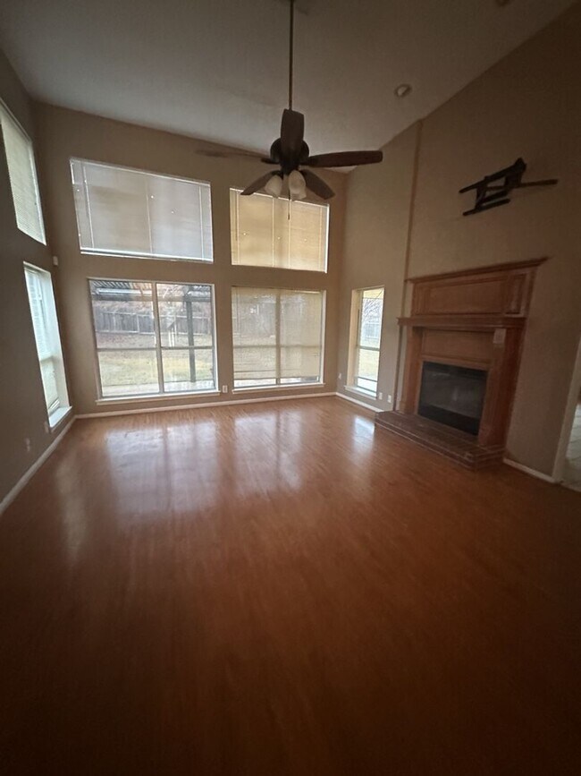 Building Photo - AVAILABLE NOW!!