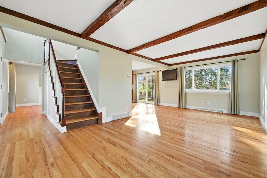 Building Photo - 5595 Birdview Heights