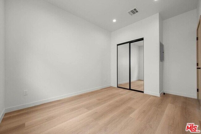 Building Photo - 2001 Vista Del Mar Ave