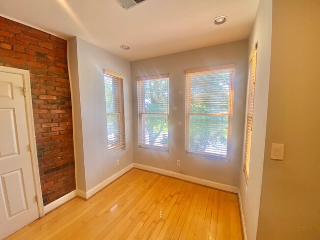 Building Photo - Mt Vernon Triangle Spacious 2 Bed 2.5 Bath...