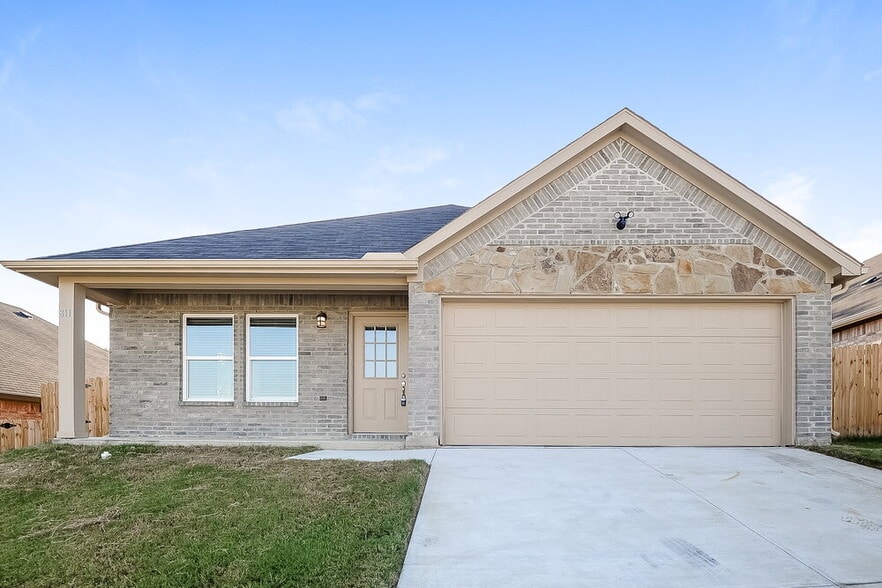 Primary Photo - 811 N Ridge Dr