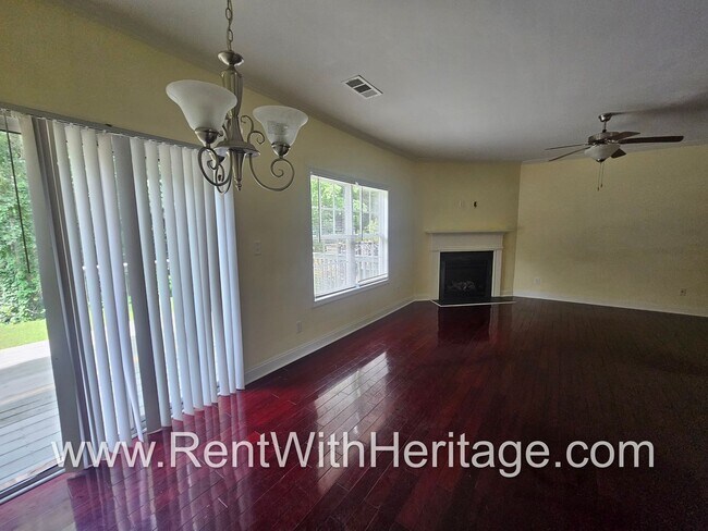Building Photo - Gorgeous 3Bd / 2Ba Immaculate Townhome / U...