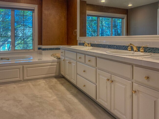 Building Photo - 9137 NW McKenna Dr