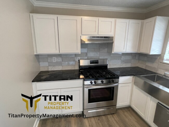 Building Photo - 2B/1B Townhome