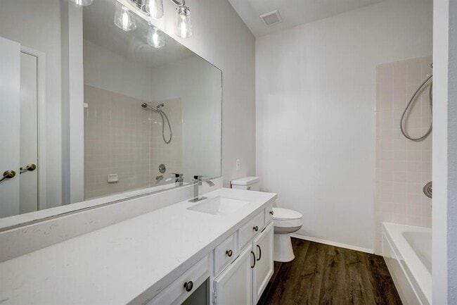 Building Photo - 252 Wilcrest Dr