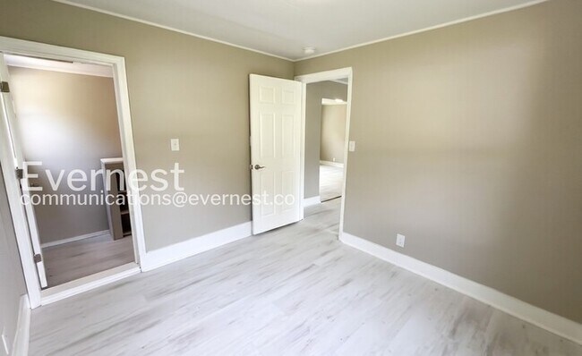 Building Photo - 3 Bed/1 Bath Home with Off-Street Parking / Available Now!