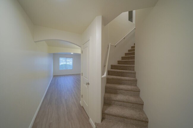 Building Photo - Remodeled 3 Bed / 2.5 Bath Townhome in Great Location