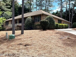 Building Photo - 100 Bridle Path Cir