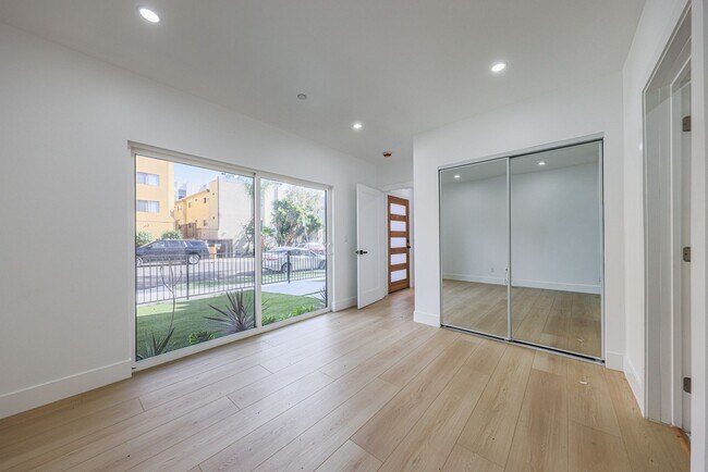 Building Photo - 1237 N Orange Dr