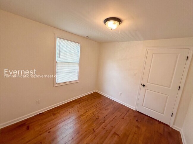 Building Photo - 506 Alpha St S