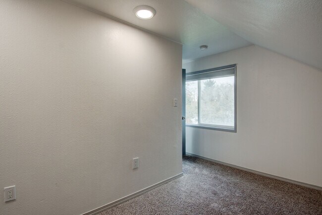 Building Photo - 3 bedroom/3 Bathroom House- In Town with Large yard