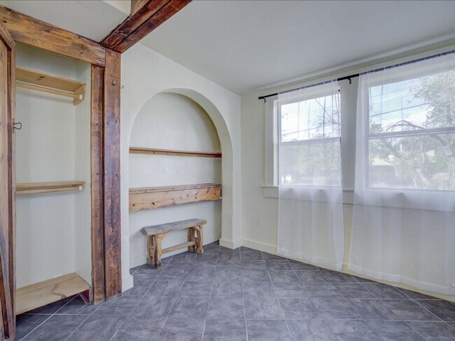 Building Photo - 2 Bedroom 2 Bathroom