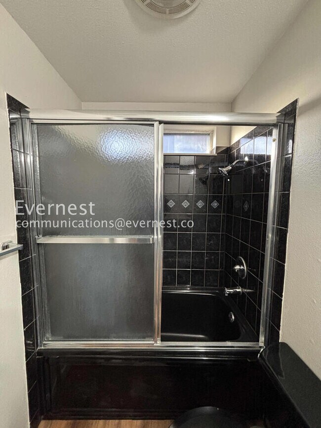 Building Photo - PROMO: Half Off the First Month's Rent! / 3 Bed, 1 Bath Townhome with Garage & Fenced Yard