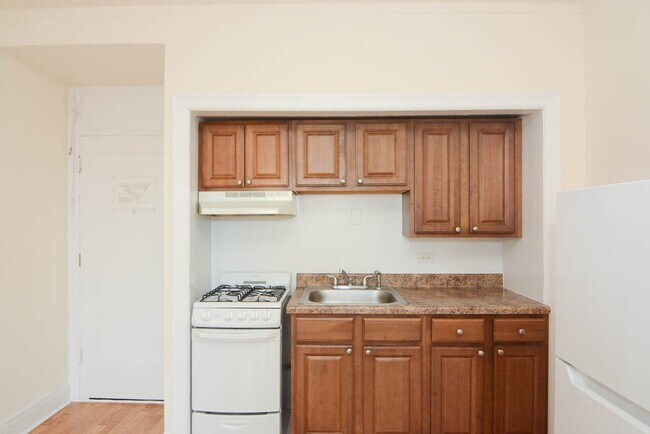 Building Photo - 3335 W Diversey Ave