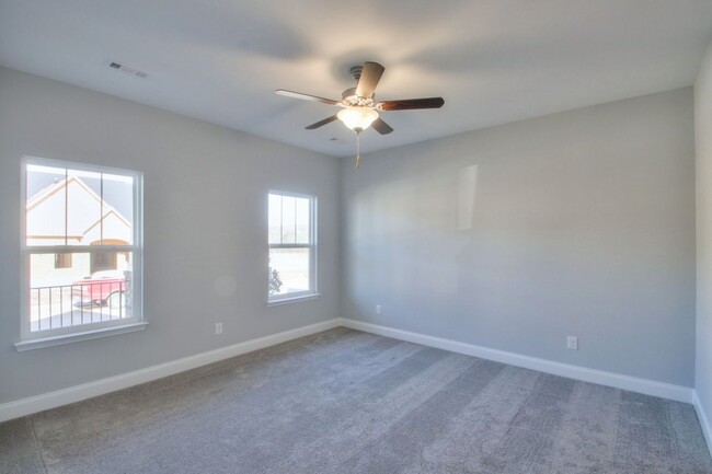 Building Photo - Well appointed Townhome